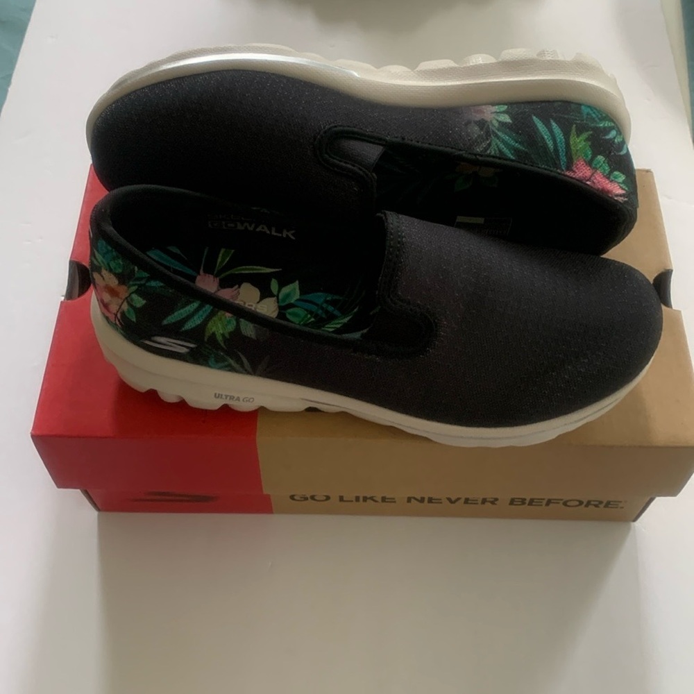 Skechers GoWalk Sneakers black/flowered 6.5